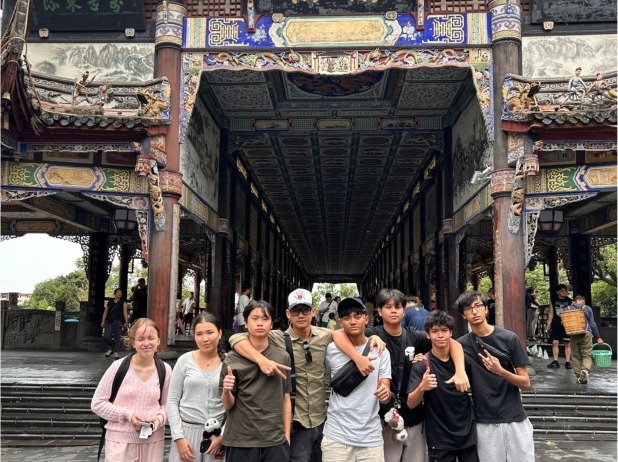 Students posing at Dujiangyan Nanqiao Bridge