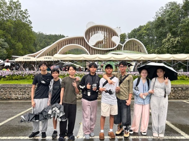 Students arriving at Dujiangyan Panda Valley